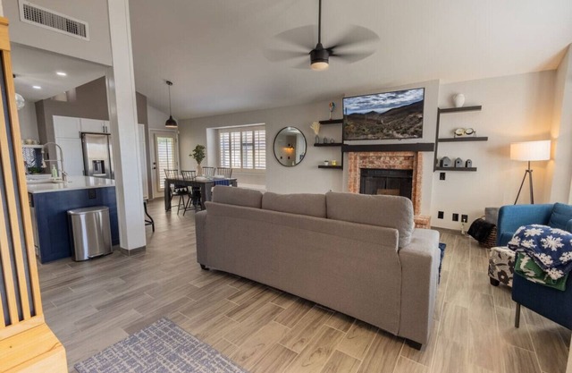 Stylish Escape/3BDRM & fireplace