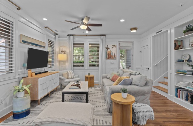 Stylish + Family Friendly - 2 Carts, 2 Clubs, Mins to E Beach, Kayak Our Dock