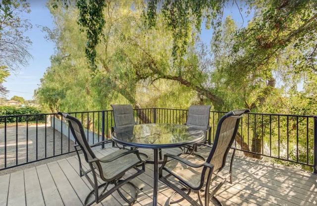 STYLISH- GUEST HOUSE ON A BEAUTIFUL ESTATE