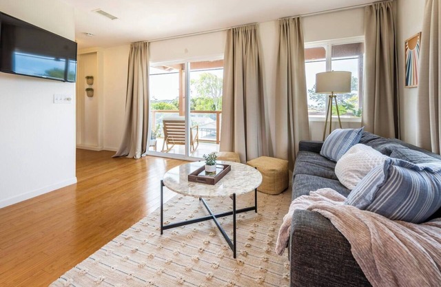 Stylish Guesthouse with Ocean & City Views