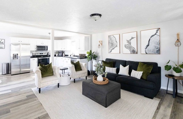 Stylish Home in Geneva, Ohio | Near Wineries | SPIRE | GOTL, Newly Renovated 4 Bedroom House in Ohio