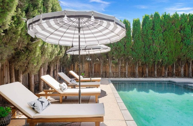 Stylish Home w/ Pool, BBQ, Pool Table