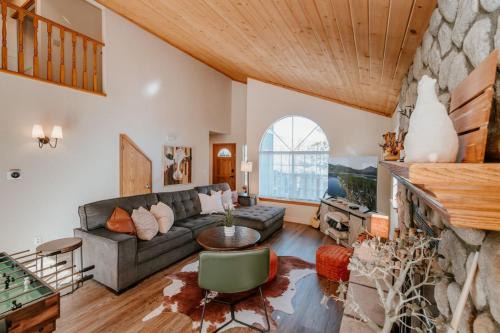 Stylish Home with Hot Tub, Ping Pong, Pickleball, Electric Scooters and Pet Friendly