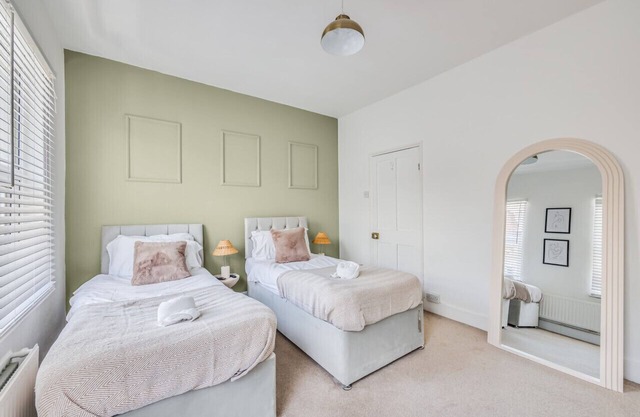 Stylish House with Pool Table, Free Parking, Fast WiFi and Smart TVs by Yoko Property