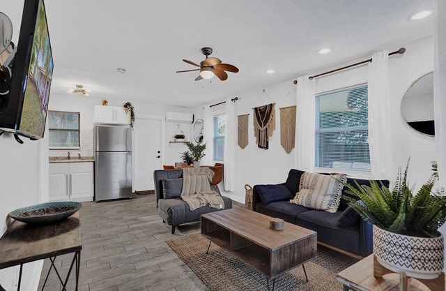 Stylish King Suite Near Beach, Bars & Dining