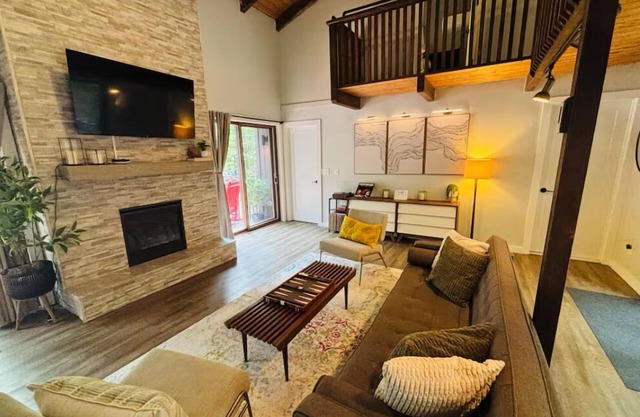 Stylish Lake Retreat with Pool, Beaches , Fire Place and Fire Pit