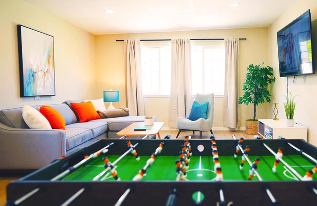 Stylish Mid-Century Family 3BR Hideaway - San Jose & Milpitas