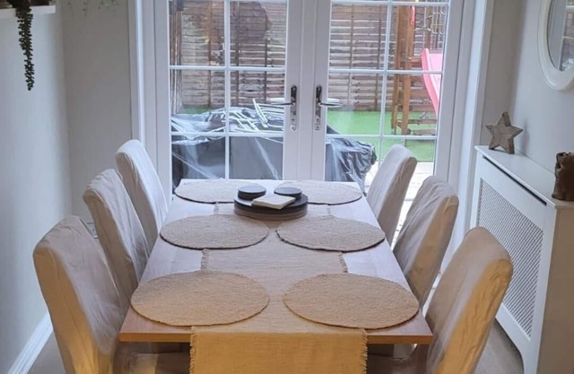 Stylish, Modern 3 Bedroom House, Free Parking