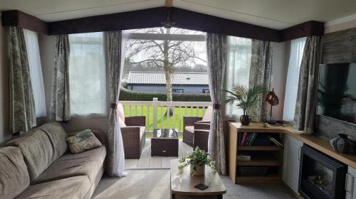 STYLISH MODERN CONTEMPORARY PET FREE HOLIDAY HOME ON AWARD WINNING SHOREFIELD COUNTRY PARK Edge New Forest ENTERTAINMENT AND LEISURE PASSES INCLUDED