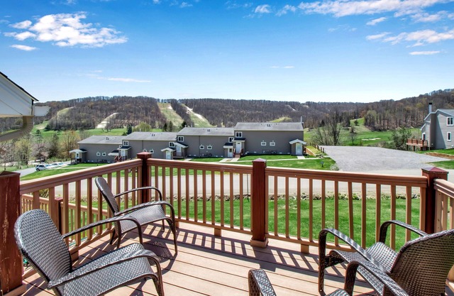 Stylish, Modern & Walk or Shuttle to Holiday Valley