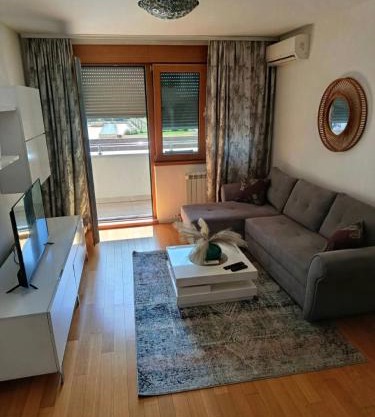 Stylish New Belgrade apt parking 5e per day