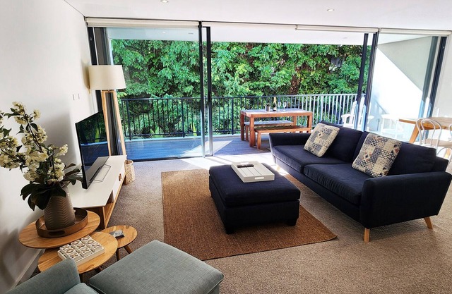 Stylish Parkside Retreat - Outdoor Pool & Undercover Parking - Randwick