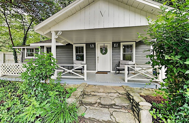 Stylish retreat just outside Asheville & minutes from hiking w/deck & patio