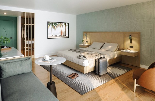 Stylish Retreat w/Golf Views, Spa, Pool & Dining Near Coastal Hotspots