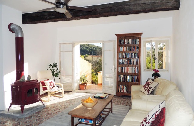 Stylish, spacious village house, sunny garden and fabulous views. Reliable Wifi