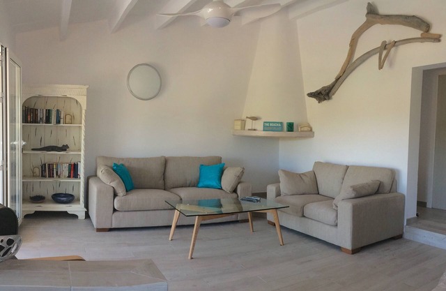 Stylish, spacious and airy, in a quiet area but close to beach, restos & shops