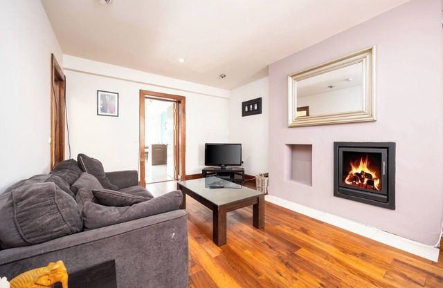 Stylish, Spacious, Bright 2-Bed Home with Garden