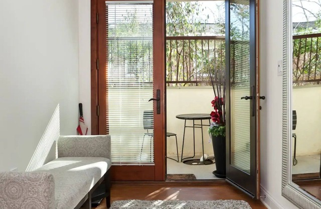 Stylish Spacious Greentree Apartment