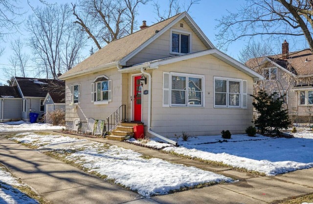 Stylish, Spacious Home: Walk Downtown, Fenced Yard on Washington St.