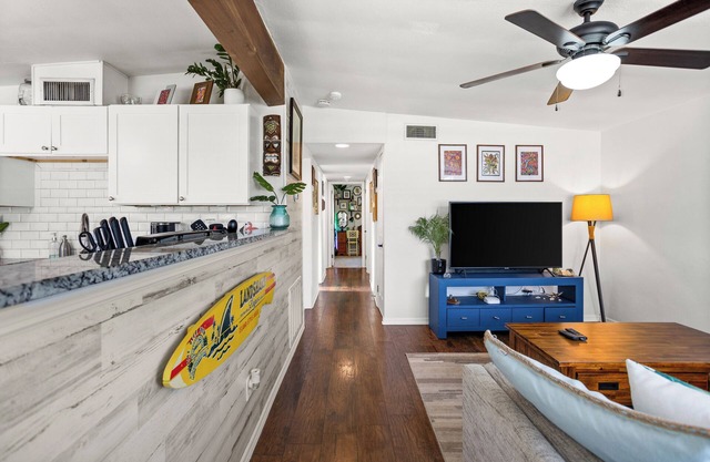 Stylish St. Pete 3 Bed, 2 Bath- Fire Pit, Outdoor Patio/TV & Near Beach + Dtwn