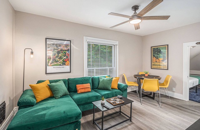 Stylish Stay, Apartment 2N. Downtown Cozy Quarters