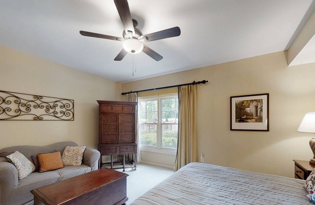 Stylish studio suite w/ shared pool/hot tub, tennis, golf, central AC, free WiFi