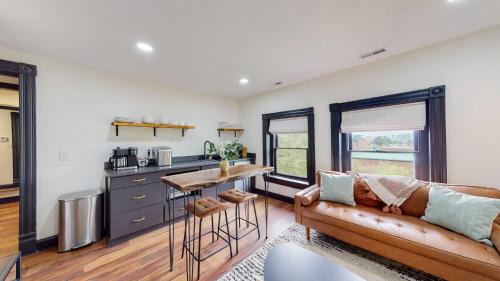 Stylish Top Floor 2 kings full bathroom with tub