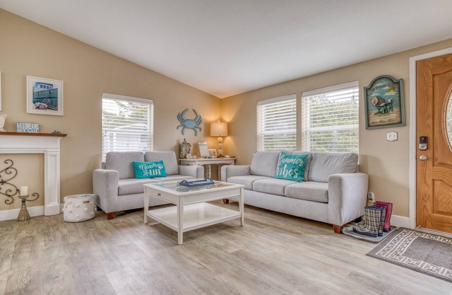 Stylish Updates, King Suite w/Soaking Tub, Pool Access in this Popular Cottage!