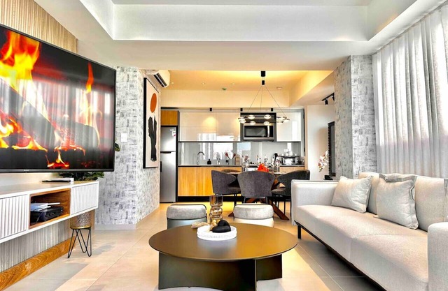 Stylish Upscale Condo, Amazing Terrace with Pool, Great City Views, Near All