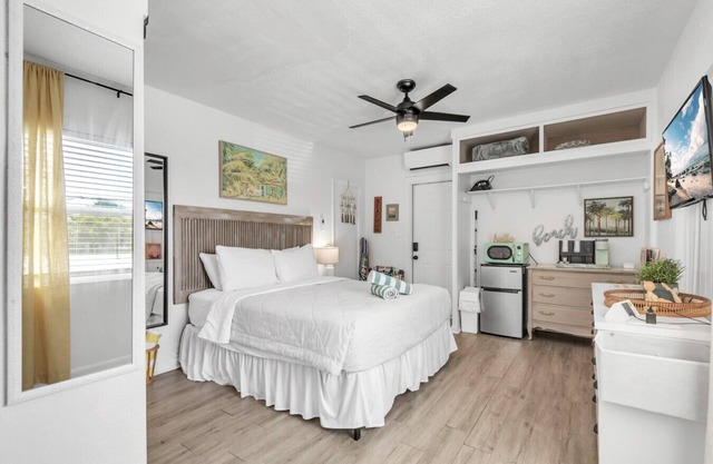 Stylish Waterside Studio 2 blocks to Beach