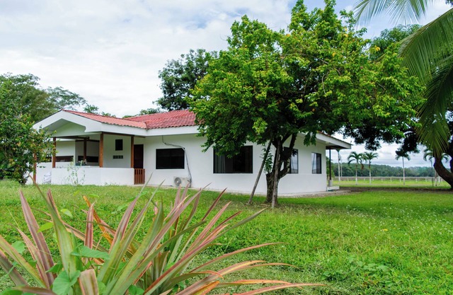 Stylish with Beach Access - Hot TUB & Table Tennis