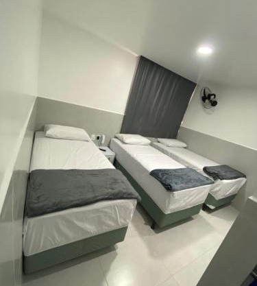 Suíte com banheiro privativo em Pousada recém construída,a 500mts do pátio do forró