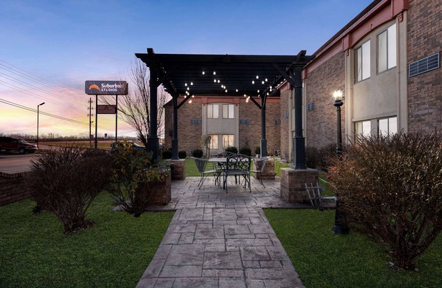 Suburban Studios Kansas City Airport North