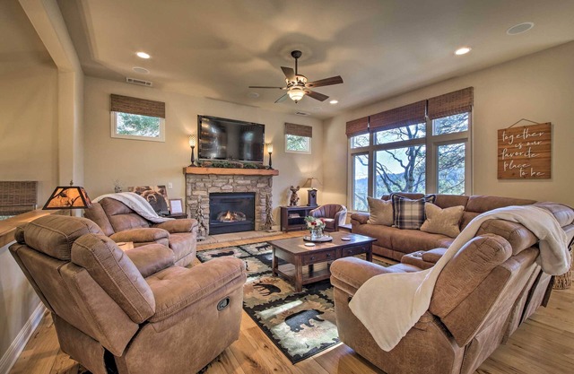 ‘Sugar Bear Lodge’ w/Game Room - 5 Mi to Village!