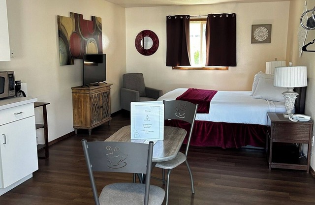 Suite 33 - Queen Suite W/Walk-In Shower