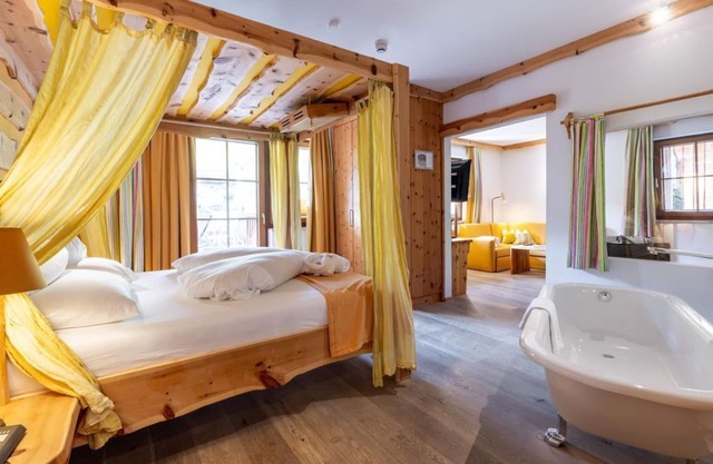 "Suite Arnika" with bathtub, shower, WC (from 7 nights) - Nature and wellness hotel