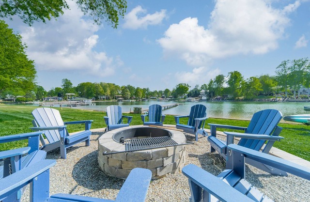 Summer Cove by SoCharm | Luxury Lakeside Living | 5 BDS | Sleeps 16