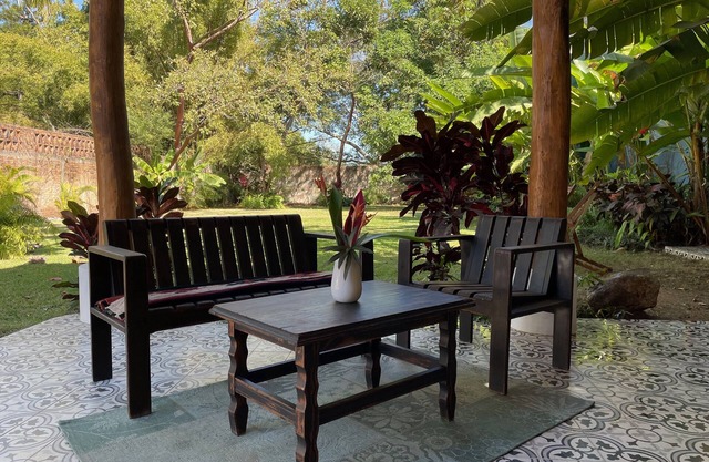 SUMMER SPECIAL! New Studio Casita with Parking, Garden & Outdoor Kitchen!