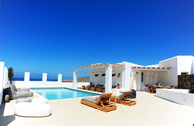 Summer villa with an artistic touch near Panormos