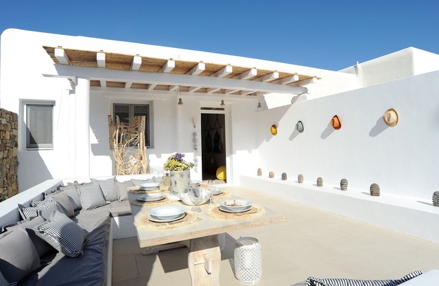 Summer villa with an artistic touch near Panormos