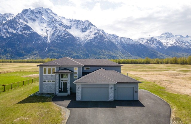 Summer Wind North - Luxurious Home w/Hot Tub, & Epic Views! Near Reindeer Farm!