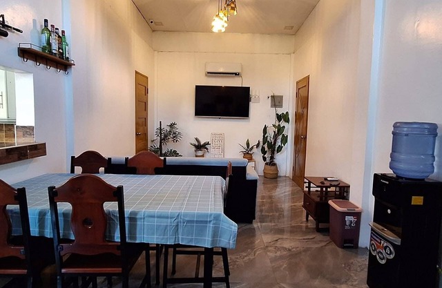 Summers Transient house with AC, WiFi in tranquil Digos City