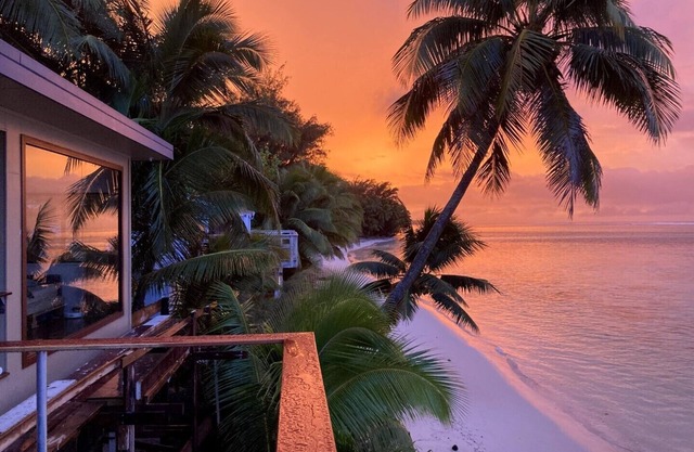 Summersalt Raro - above the Lagoon