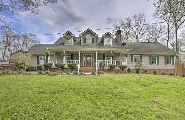 Summerville Home on 5 Acres Pool, Hot Tub and Deck!