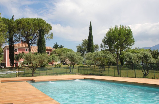 Summit: 2 bedrooms, access to large pool, terrace and parking