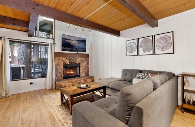 Summit View- Modern Two Story Furnished Resort Townhouse Condo- Walk to Ski Lift