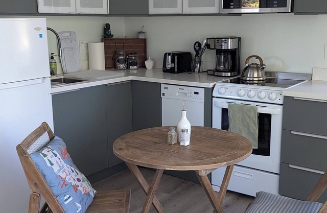 Sun-filled 1-BR private Getaway in Beautiful safe and quiet Neighborhood