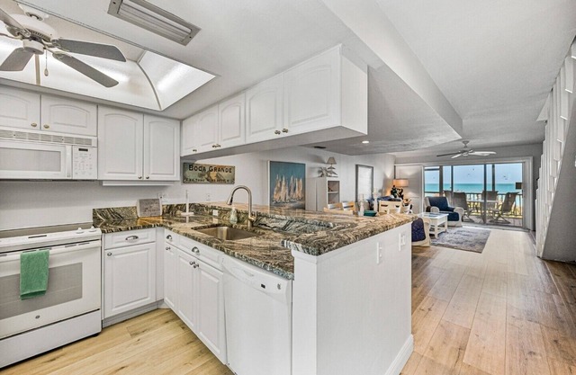 Sundown 26 - Beachfront - 2 bed/2.5 Bath - Close to Boca Grande Village - Sleeps 4