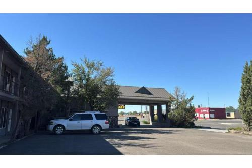 Sundowner Inn by Capital O Forsyth I 94