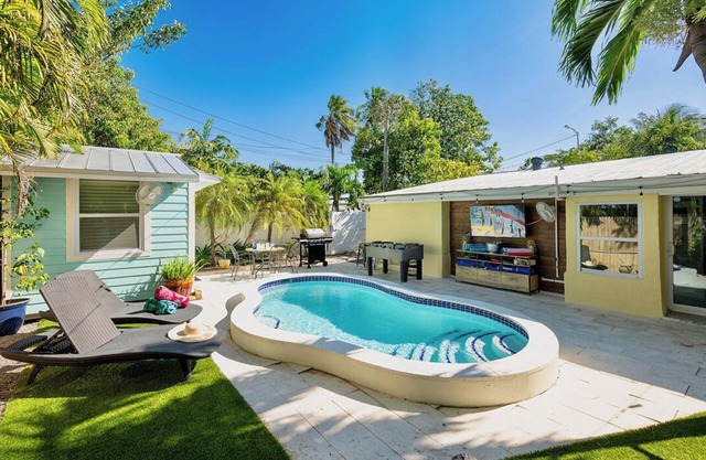 *SUNFLOWER MELODIES @ MIDTOWN* Modern Private Home & Pool + LAST KEY SERVICES…
